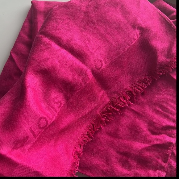 LOUIS VUITTON pink wool/silk wrap/scarf - Picture 12 of 12